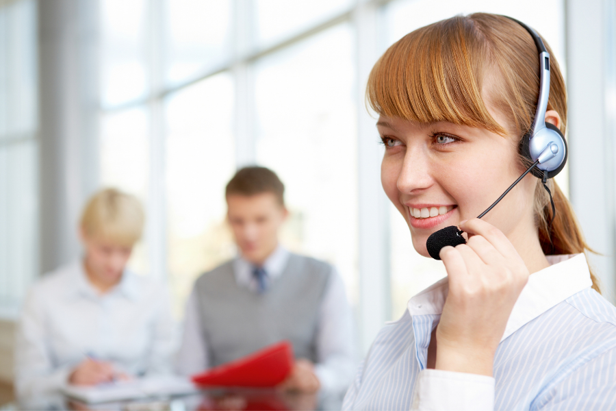 assistance à distance, femme qui parle au téléphone