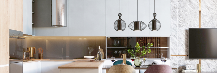 grande cuisine ouverte et moderne avec une belle décoration