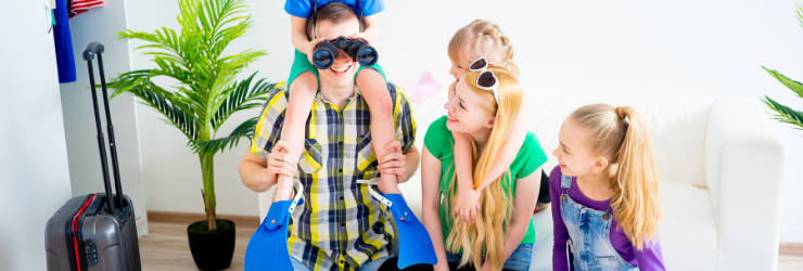 famille en train de préparer leurs valises pour partir en vacances