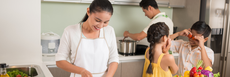 Famille en train de cuisiner tous ensemble
