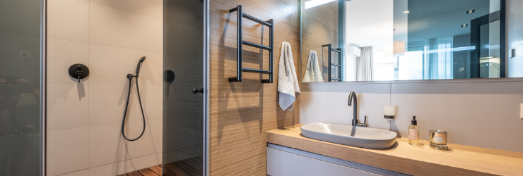 salle de bain avec douche à l'italienne et rangements