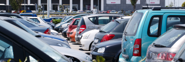 Voitures stationnées dans un parking représentant un parking en copropriété
